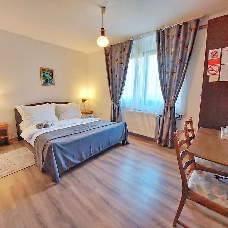 Lazy Bear Hotel Jezerce Buitenkant foto