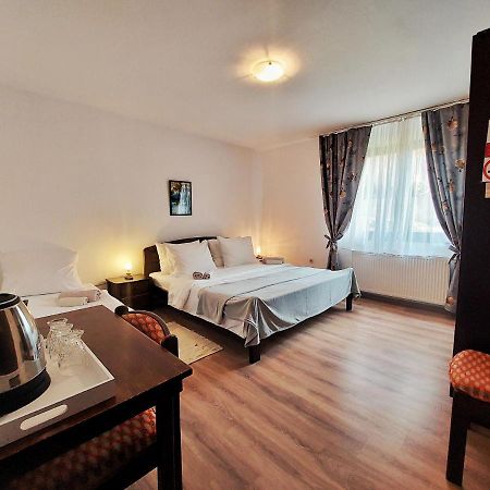 Lazy Bear Hotel Jezerce Buitenkant foto