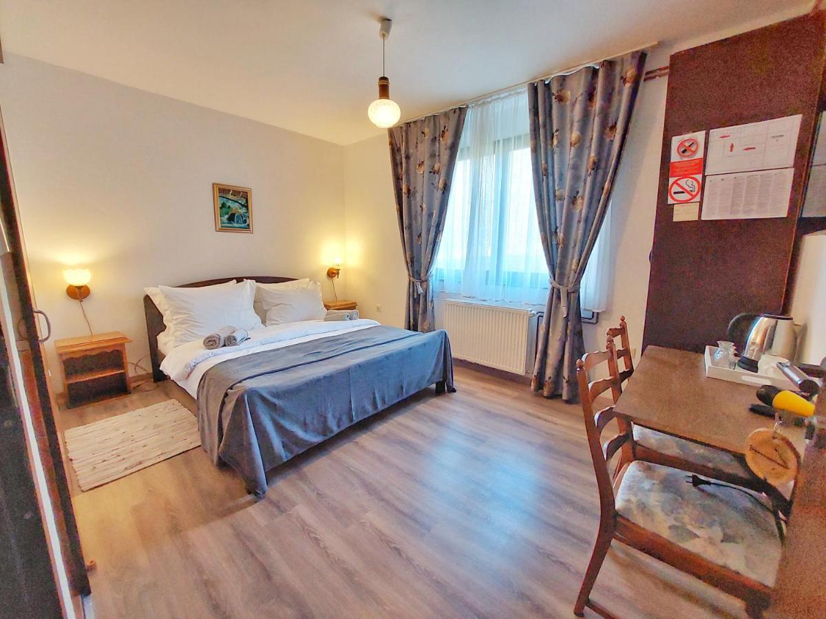 Lazy Bear Hotel Jezerce Buitenkant foto