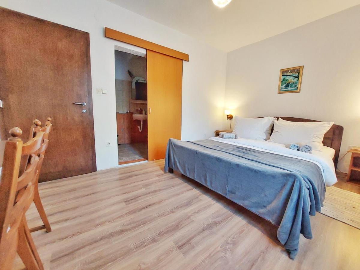 Lazy Bear Hotel Jezerce Buitenkant foto