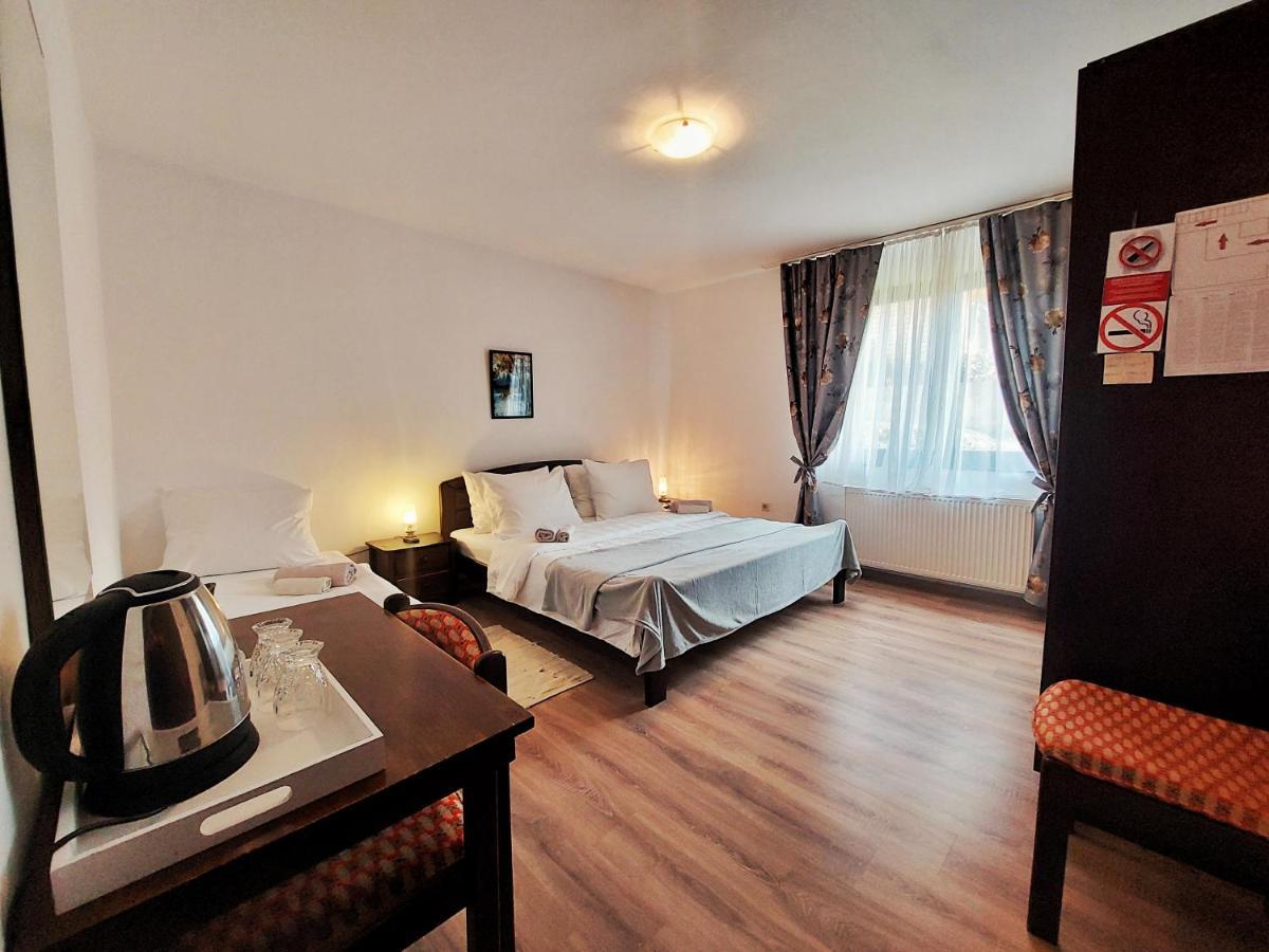 Lazy Bear Hotel Jezerce Buitenkant foto