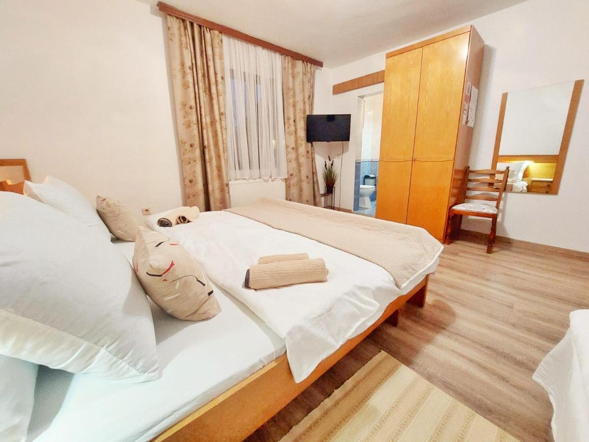 Lazy Bear Hotel Jezerce Buitenkant foto