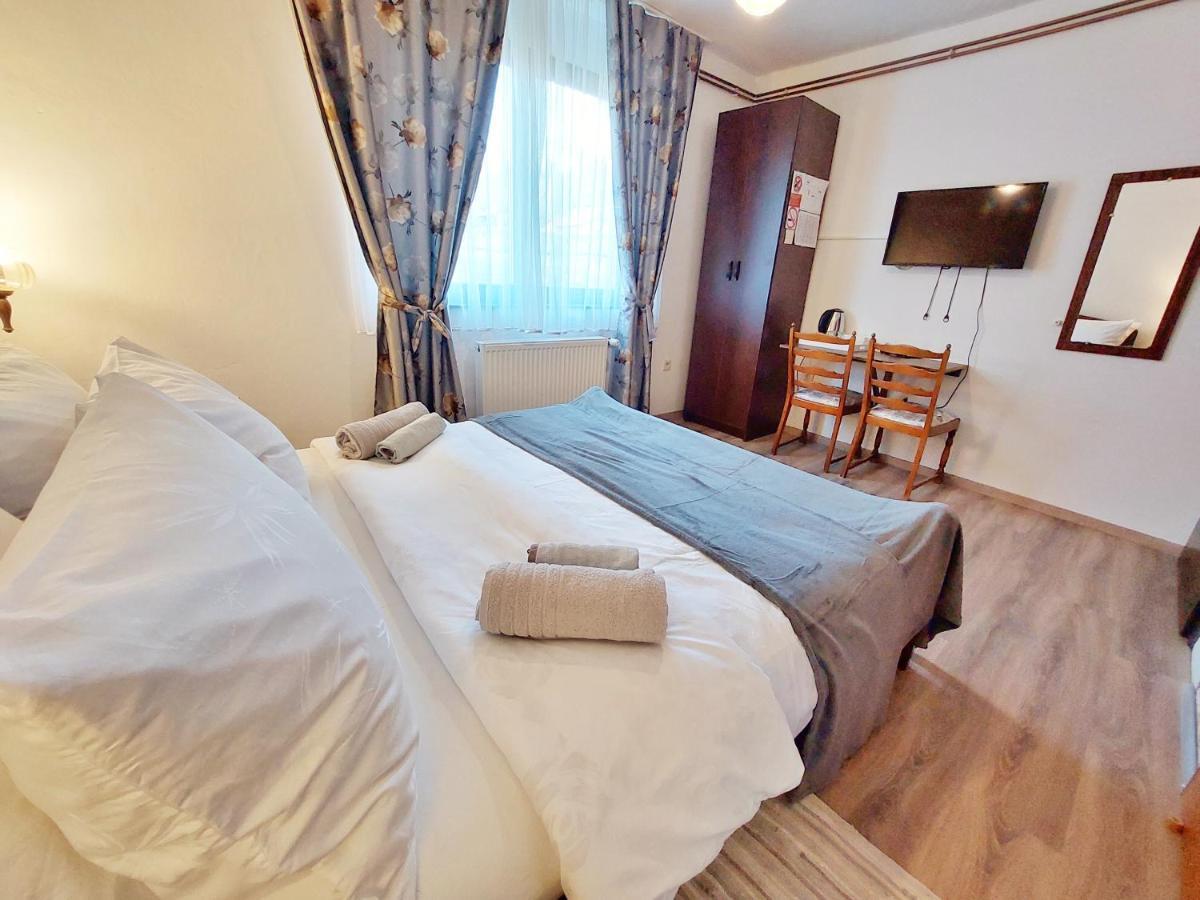 Lazy Bear Hotel Jezerce Buitenkant foto