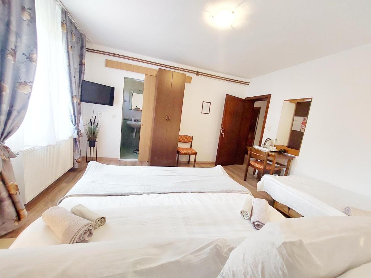 Lazy Bear Hotel Jezerce Buitenkant foto