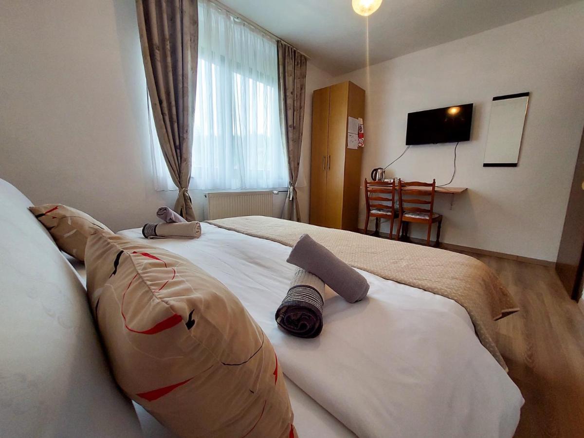 Lazy Bear Hotel Jezerce Buitenkant foto