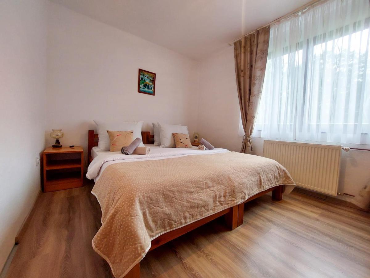 Lazy Bear Hotel Jezerce Buitenkant foto